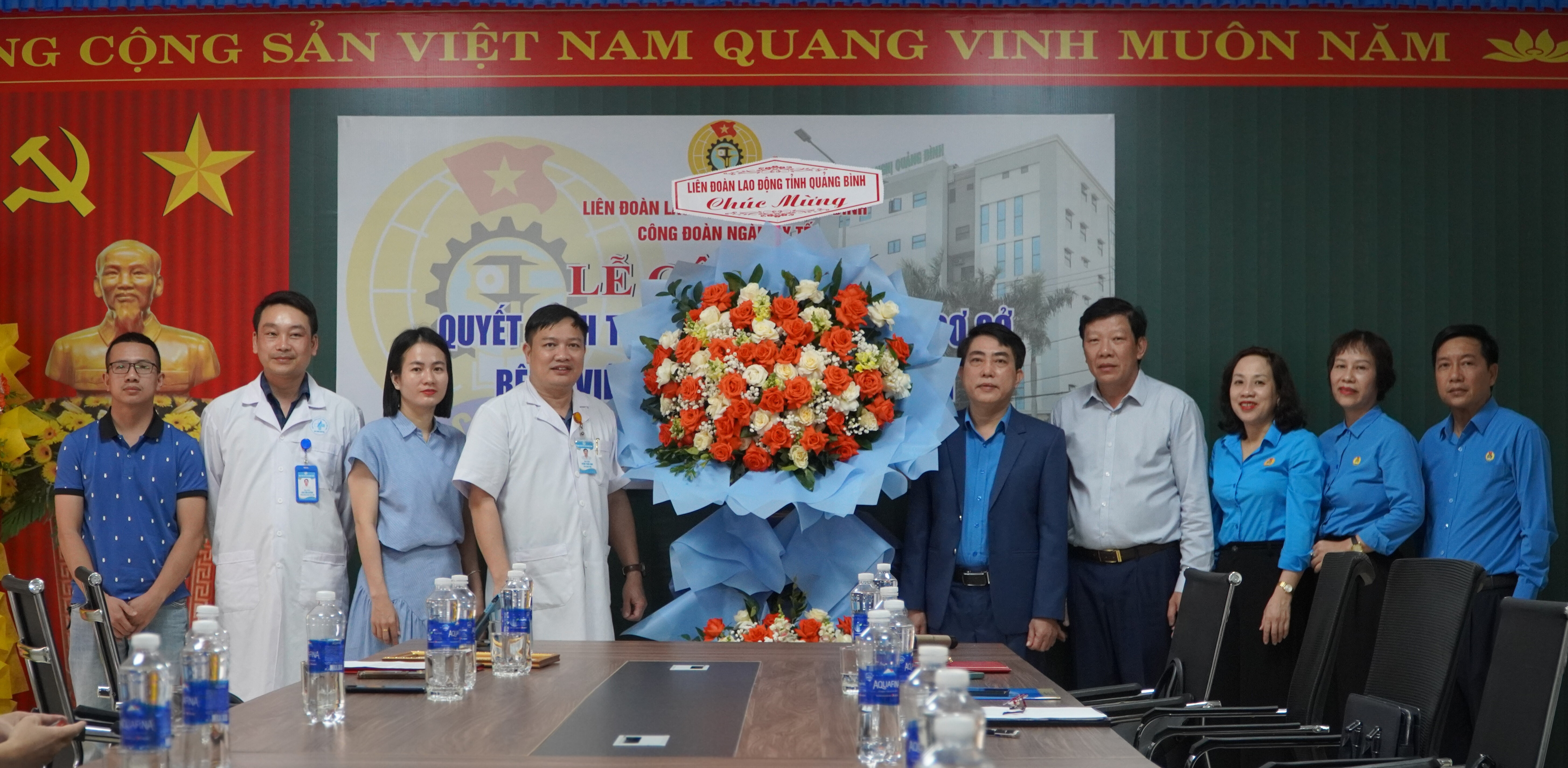 Đồng_chí_Phan_Thanh_Lân_Phó_Chủ_tịch_LĐLĐ_tỉnh _tặng_hoa_chúc_mừng_BCH .jpg